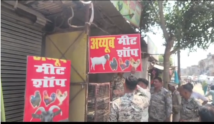 bstvlive's tweet photo. अयोध्या: अवैध मीट दुकानों के खिलाफ अभियान
➡नगर निगम, खाद्य सुरक्षा विभाग का एक्शन
➡विभागों की संयुक्त टीम ने छापेमारी की
➡पंचकोशी परिक्रमा मार्ग, राम पथ, धर्मपथ पर चेकिंग
#AyodhyaRaid #IllegalMeatShops @AyodhyaNgrNigam https://t.co/32IJpyNUew