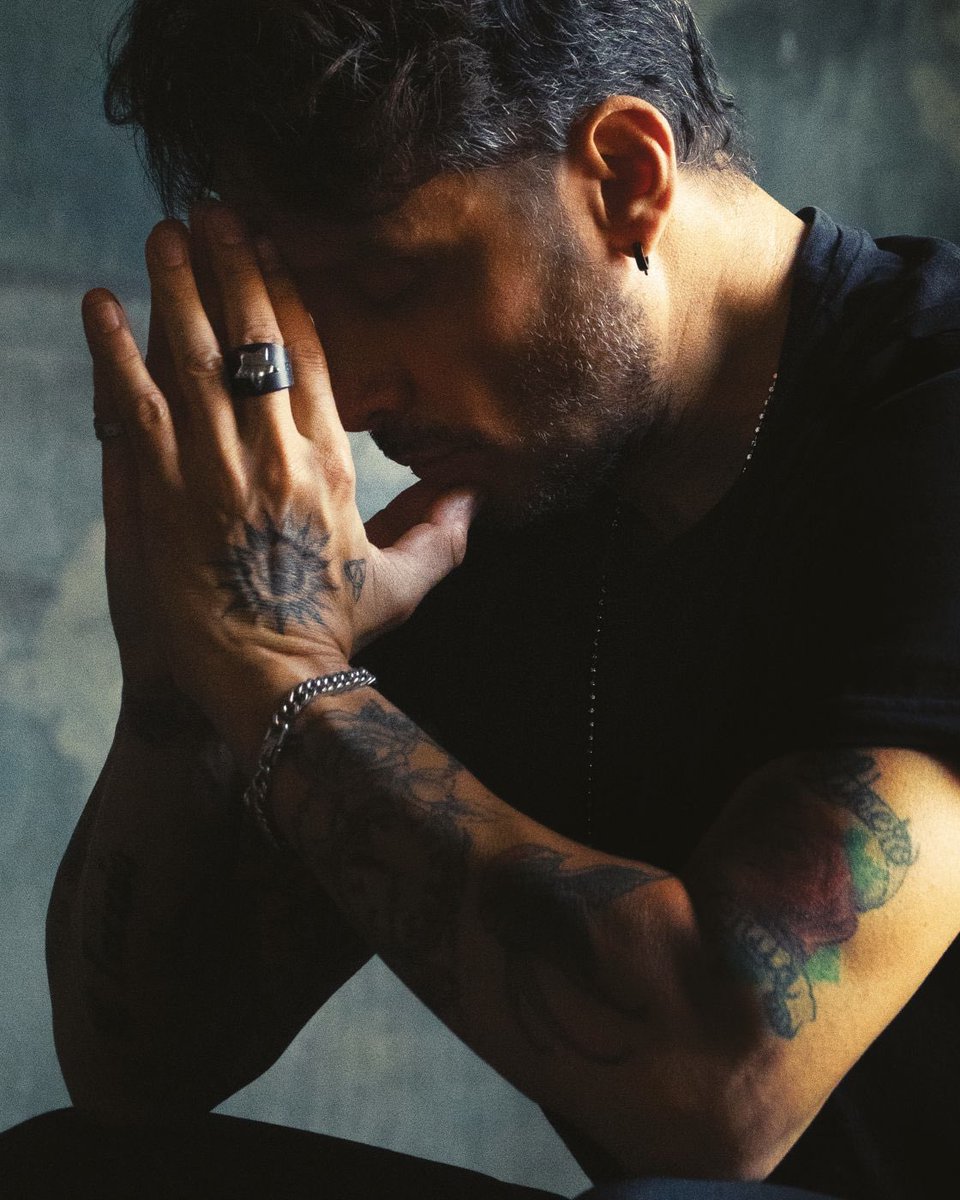 FabrizioMoroOff's tweet photo. Da oggi trovate NON HO PAURA DI NIENTE anche su tutte le piattaforme di streaming insieme ad un nuovo brano inedito: NIENTE DA PERDERE.

https://t.co/0ajY4ll0Xl https://t.co/I9m21A3bhJ