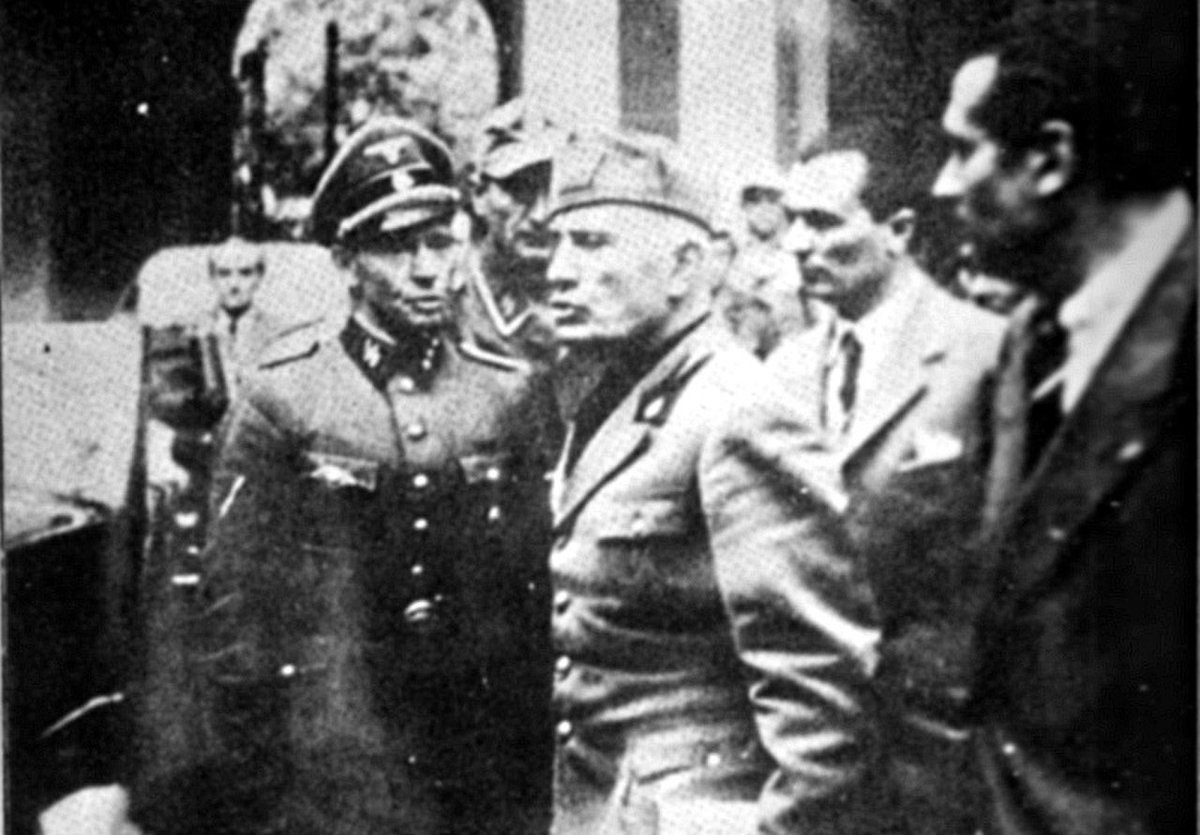 germanshepard8's tweet photo. #27aprile 1945
A #Dongo, durante un'ispezione mentre stava fuggendo, #Mussolini viene riconosciuto dal partigiano Giuseppe Negri "Biondino", e subito arrestato dal vice commissario Urbano Lazzaro "Bill". Insieme a lui Claretta Petacci.
(la foto è l'ultima che lo ritrae vivente). https://t.co/QPfC49Ramn