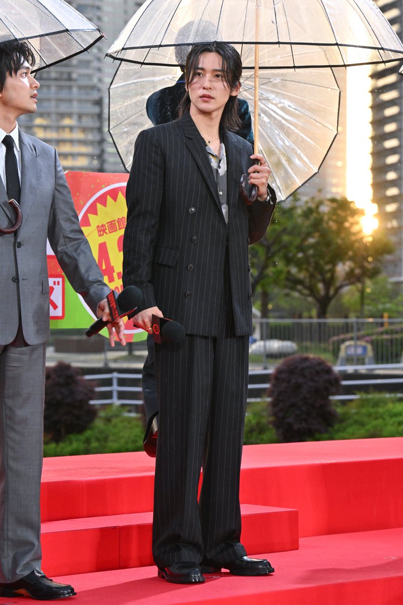 encountofficial's tweet photo. 〖　✈ Event Photo ✈　〗

目黒蓮、カナダから一時帰国で
『SAKAMOTO DAYS』イベント初リアル参加❕🇯🇵
“おかえり”の声に「ありがとうございます」🖤

詳細はこちら🖇 ˎˊ˗  
https://t.co/sYLqwXX6pl

#目黒蓮 #SnowMan #高橋文哉 #横田真悠 #塩野瑛久 #渡邊圭祐 #戸塚純貴 #八木勇征 #FANTASTICS #生見愛瑠 #北村匠海 #福田雄一 #SAKAMOTODAYS #サカモトデイズ ＠skmtdays_movie