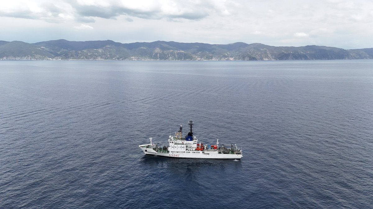 ItalianNavy's tweet photo. #NaveAlliance impegnata nell’attività #LevanteCanyonMooring nelle acque antistanti La Spezia a favore dell’#IstitutoIdrografico della #MarinaMilitare.
Condotte operazioni di monitoraggio dei parametri ambientali e scandagliamento dei fondali con sistemi #Multibeam per la cartografia nautica e il monitoraggio dell’ambiente marino, con i giovani idrografi della Marina Militare in formazione.
#IlGrandeEquipaggio