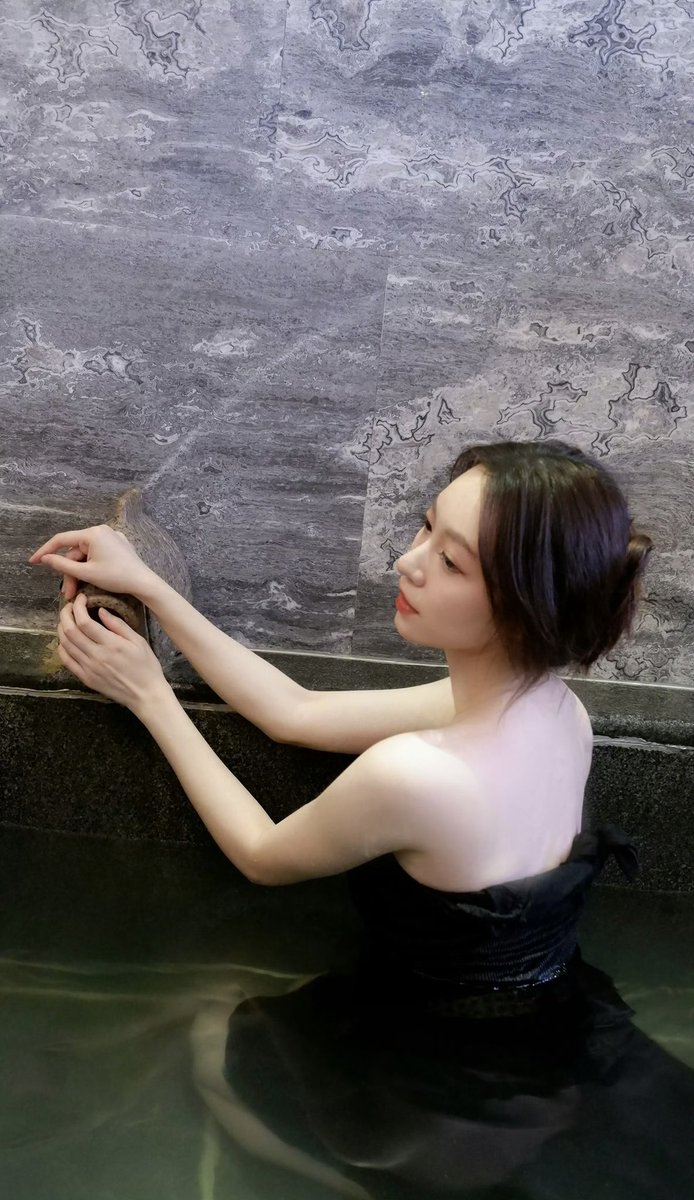 Winnie3q's tweet photo. 想和我一起泡温泉嘛 #les #wlw #女同 https://t.co/bA1JGZauat