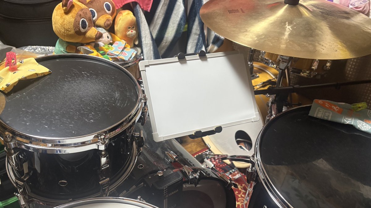 あ、一Qさんと違うホルダーを買ってるわw🤭
一Qさんのタムはスネアスタンドでセッティングしてるからバスドラムの上にタムホルダーもなければタムもなくて空きスペースがあるからiPadをあんな感じに置けるんだ🤔
買ってから気づいたw🤣