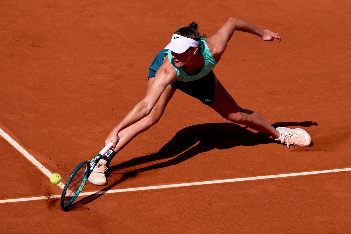 sebatorok's tweet image. Solana Sierra cayó en los 8vos de final del @WTA 1000 de #Madrid: 6-4 y 6-3 ante la checa Karolina Pliskova (ex #1, 34 años, actual #197, en 2025 sufrió dos cirugías de tobillo). En un ritmo vertiginoso y sin peloteos, la #ARG cedió su saque cinco veces.
Fotos: @MutuaMadridOpen