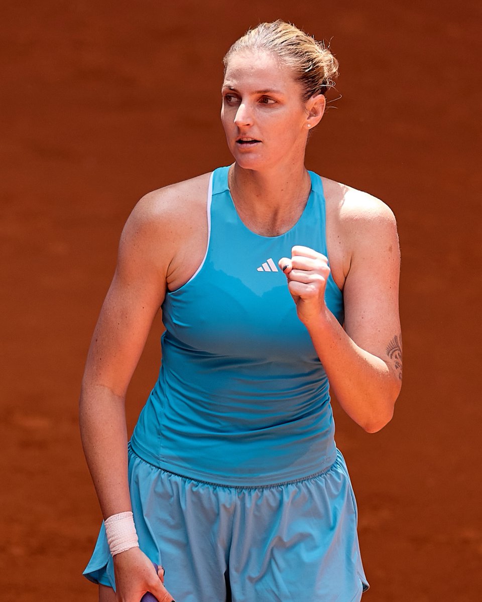 sebatorok's tweet image. Solana Sierra cayó en los 8vos de final del @WTA 1000 de #Madrid: 6-4 y 6-3 ante la checa Karolina Pliskova (ex #1, 34 años, actual #197, en 2025 sufrió dos cirugías de tobillo). En un ritmo vertiginoso y sin peloteos, la #ARG cedió su saque cinco veces.
Fotos: @MutuaMadridOpen