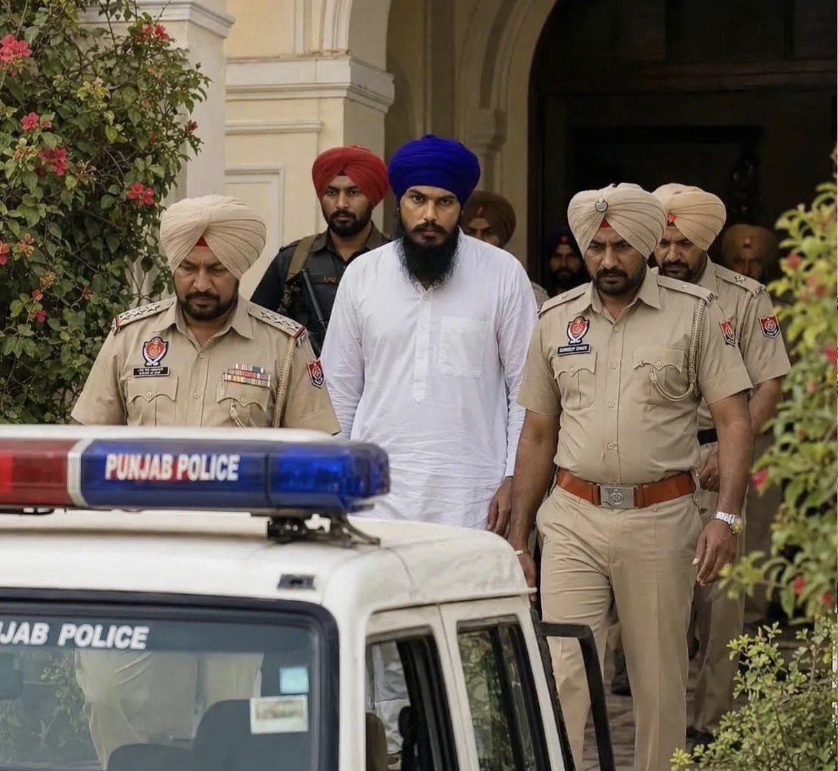 Balroopkaur16's tweet image. ਭਾਈ ਅੰਮ੍ਰਿਤਪਾਲ ਸਿੰਘ ਜੀ ਨੇ ਪੰਜਾਬ ਦੀ ਨੌਜਵਾਨੀ ਨੂੰ ਆਪਣੇ ਵਿਰਸੇ ਅਤੇ ਹੱਕਾਂ ਪ੍ਰਤੀ ਜਾਗਰੂਕ ਕਰਨ ਲਈ ਜੋ ਸੇਵਾ ਨਿਭਾਈ ਹੈ, ਉਹ ਲਾਸਾਨੀ ਹੈ। ਸੰਘਰਸ਼ ਅਤੇ ਬੰਦੀ ਦੇ ਇਸ ਦੌਰ ਵਿੱਚ ਵੀ ਉਹਨਾਂ ਦੀ ਦ੍ਰਿੜਤਾ ਹਰ ਸਿੱਖ ਲਈ ਪ੍ਰੇਰਨਾ ਦਾ ਸਰੋਤ ਹੈ। ਹੱਕ ਅਤੇ ਸੱਚ ਦੀ ਆਵਾਜ਼ ਨੂੰ ਕਦੇ ਦਬਾਇਆ ਨਹੀਂ ਜਾ ਸਕਦਾ। 

#Justice #Awareness