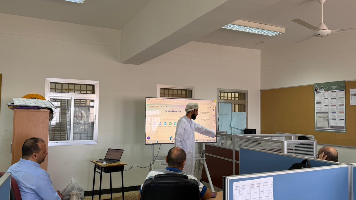 saidbnhamad's tweet photo. قدّم متدربو جامعة السلطان قابوس ورشة تفاعلية لمعلمي الرياضيات بعنوان "ذكاء يوقظ الصفوف".
استعرضوا خلالها أبرز أدوات وتطبيقات الذكاء الاصطناعي، ودورها كشريك فاعل للمعلم في إثراء المواقف التعليمية وصناعة تعلم أكثر إلهامًا. https://t.co/IOCYWFKufr