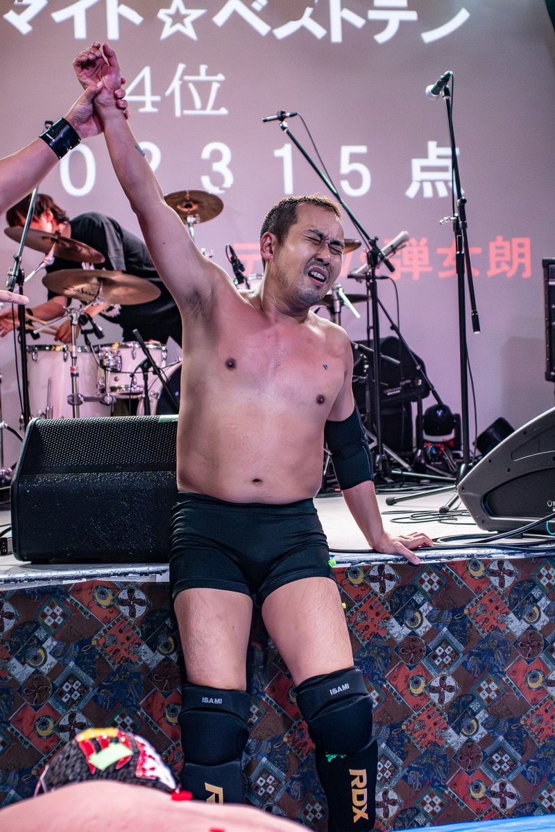 mugoku's tweet photo. 2026.4.26 #千日前プロレス 西成CLUB WATER
巻き込まれビリーさん。
十字架固めでヒデキ激勝！ https://t.co/WsXiyVcCT9