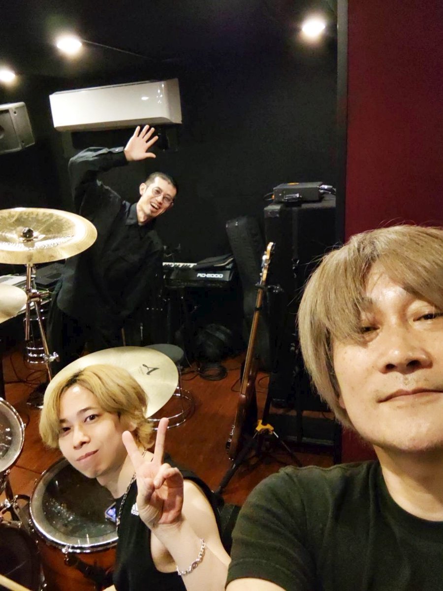 #綾野ましろ さんBDライブ
熱く楽しく盛り上がりました♬
キュートでカッコ良くてまさに
POP'N'ROLL CINDERELLA✨️

Drのshinpeiちゃん（SuG）と
Baのわちゅ〜君（ex.Thinking Dogs）もナイスサウンド〜♬

フルライブサポート久々だったしTAPIKOも応援に🙇心強い✊️

Happy Birthday Dearましろん🎂