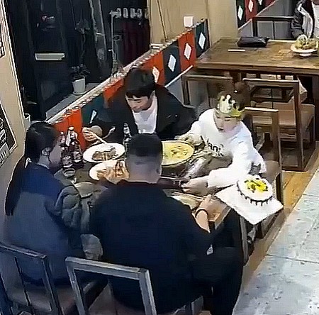 KingEduardFirst's tweet photo. @wngshnglnj15781 @xym11336600 It's fake! She pushes the cake with her elbow to the edge! https://t.co/8k92r2PUP5