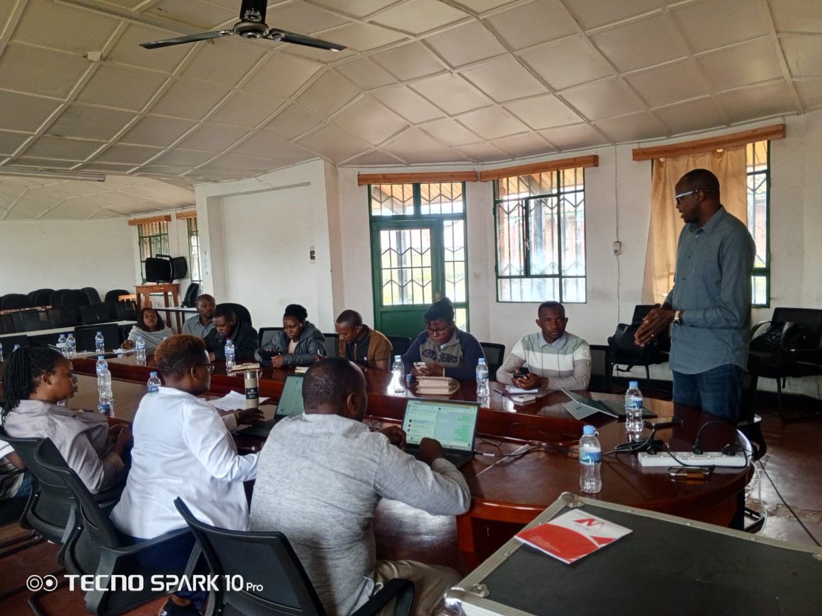 VeterinaryLtd's tweet photo. Muri Gahunda ya #VSM habaye Workshop yahuje DARO ,SAROs na @VeterinaryLtd yatsindiye isoko ryo gukora imirimo  mu Bworozi muri @rulindodistrict yafunguwe na @DM Jean Luc NDAYIKENGURUKIYE  yadusobanuriye @VSM ,imikoranire isozwa na  @VM Theoneste RUGERINYANGE https://t.co/FZUTn0V38a