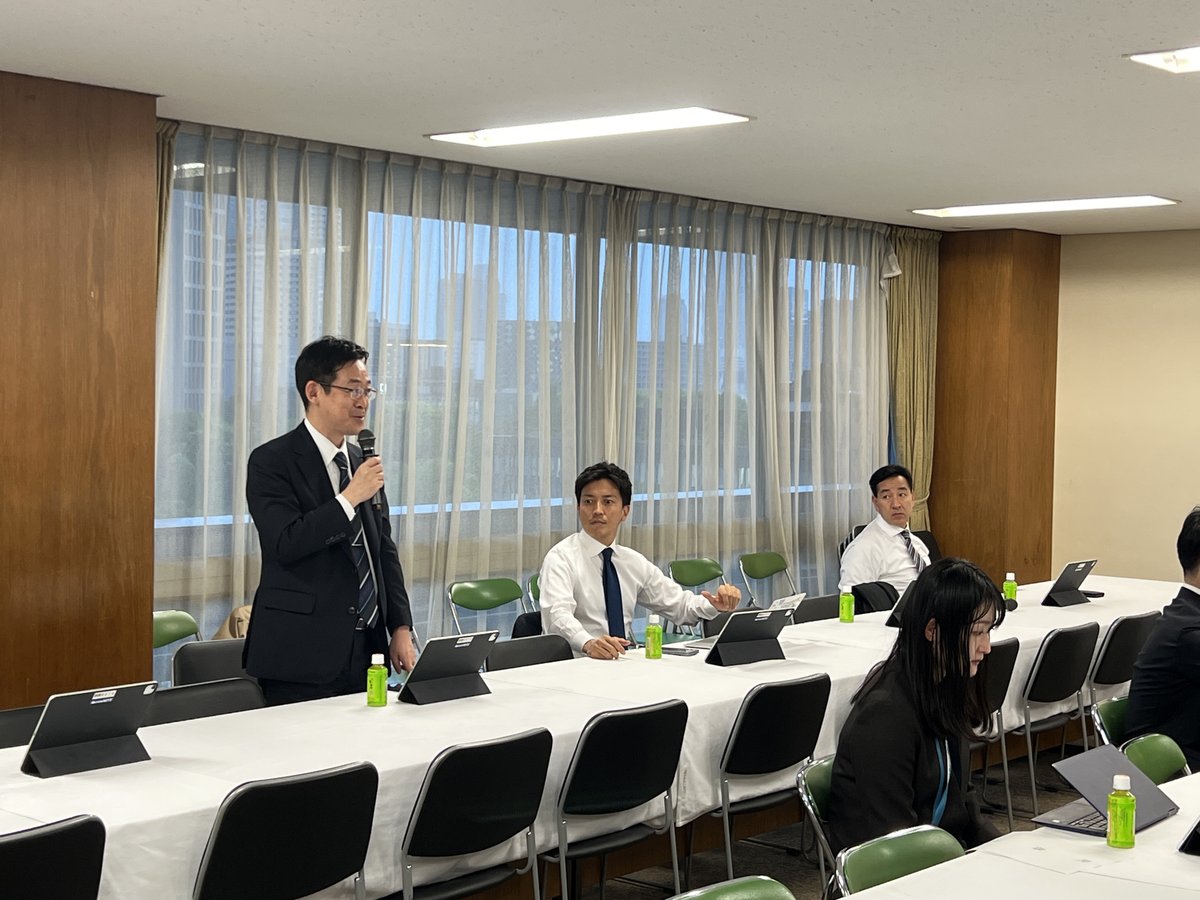 本日は、8:20から国対。11時から参院別館の歯科医。
14時から東大へ。渡邉英徳研究室で、災害情報のデジタルアーカイブについて会談。
15時半からロボット議連。あの㈱ファナック等からヒアリング。
17時から知的財産戦略調査会。ファッションやIPの海外展開について。
夕方、国会議事堂の上に虹が。