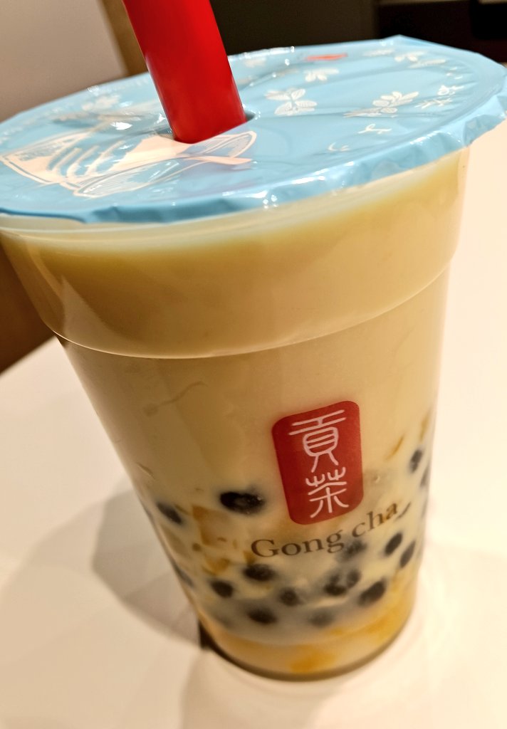 学校帰りにゴンチャの新作飲みに行くって話をしてたら「彼女さんと行くっすか？」って言われた…
そうか…普通のアラサー男子は1人でゴンチャに行かないのか…美味しかったです…