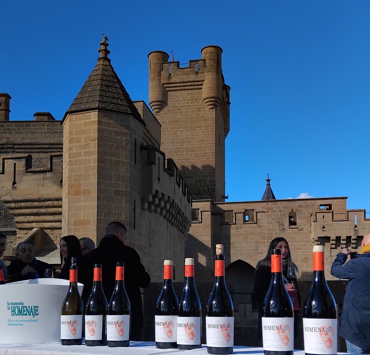 GastroMadrid_'s tweet photo. 🍷 @BodegaMarcoReal entiende que hay vinos que protagonismo, sino momento. Por eso vuelve con una idea clara: recuperar la barra como lugar donde el vino se disfruta sin vueltas.

#vino #homenaje @grupolanavarra

https://t.co/3RXQ1V1ykN https://t.co/CXVjVhqRpw