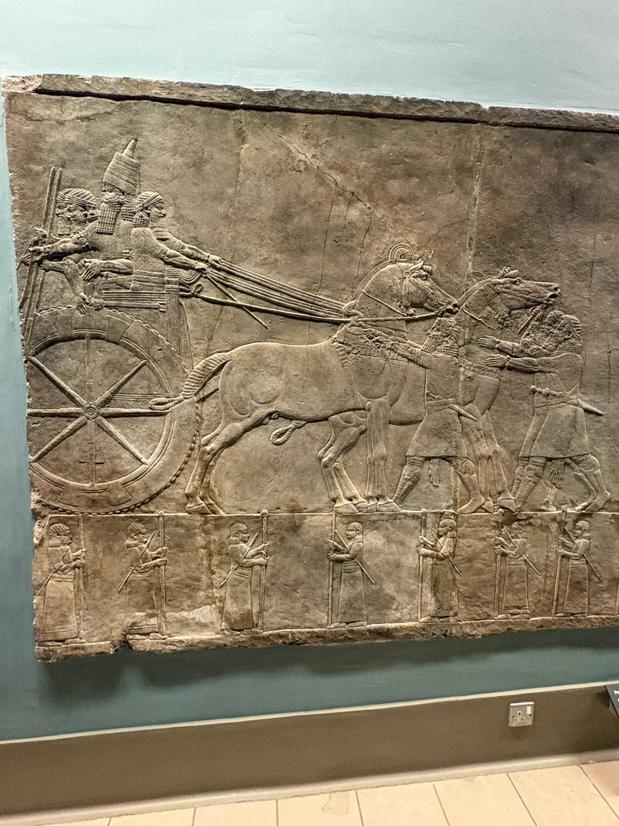 シュメール壁画　ライオン狩り　壁飾り 古代アッシリアゾーン。ライオン狩りの壁画の迫力たるや！
