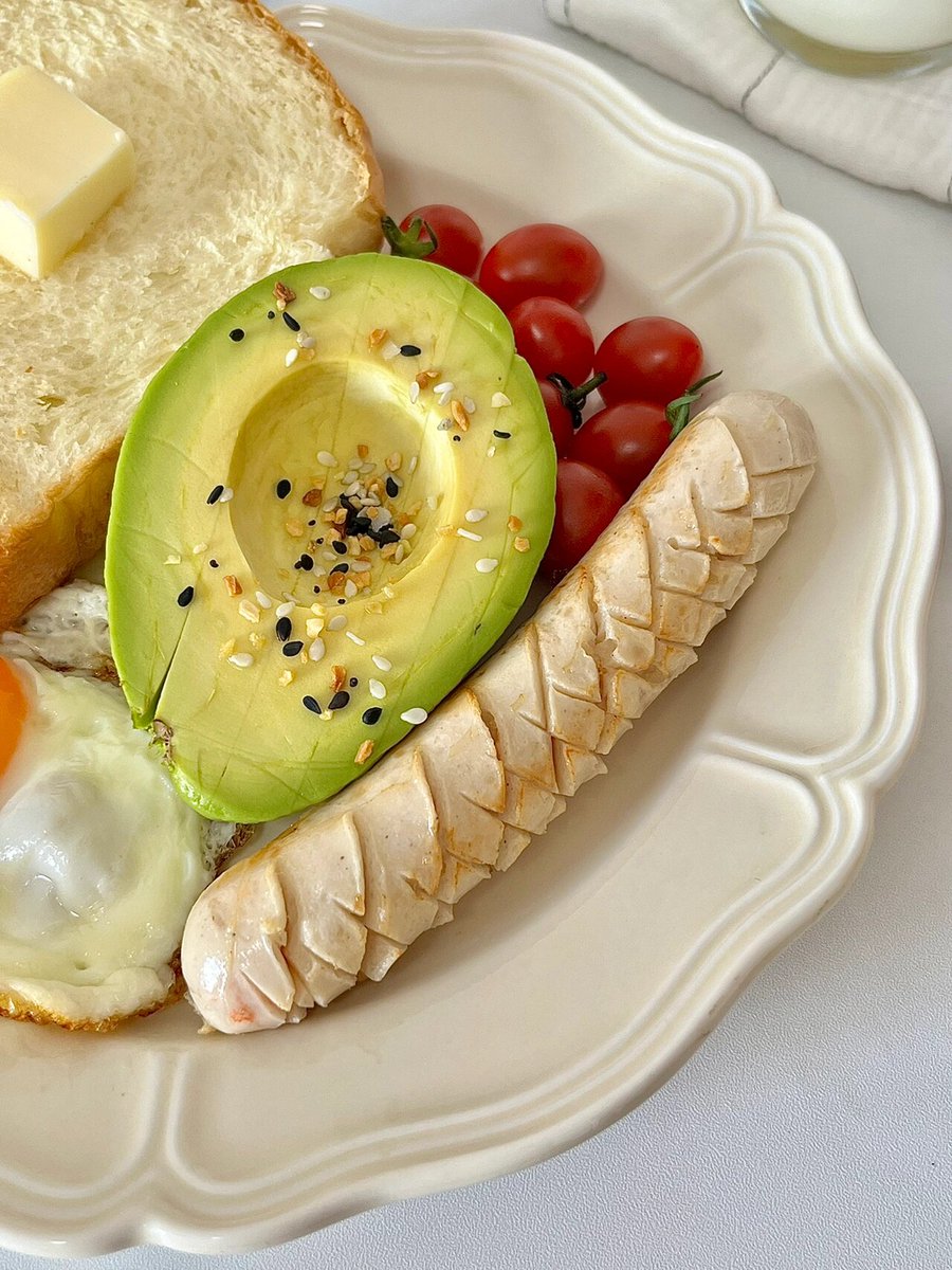 kmpraveen08's tweet image. Sunny-side up eggs + fresh avocado toast + a side of cherry tomatoes  Quick, colorful, u0026 fueling for your day! #BreakfastVibes #HealthyEats