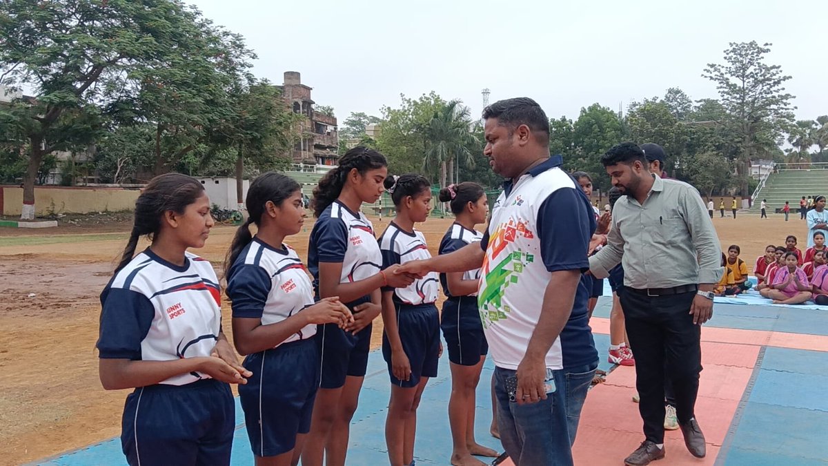 DSOSportsPakur's tweet photo. पाकुड़ के रानी ज्योतिर्मय स्टेडियम में ASMITA City League 2026 के तहत कबड्डी मैच आयोजन सफल रहा। 🤼‍♀️
बालिकाओं ने शानदार खेल भावना और आत्मविश्वास दिखाया—आप सभी पर गर्व है, आगे बढ़ती रहें! 💪👏
🌟#ASMITA #Pakur #Kabaddi #GirlsPower
@SportsJhr
@dcpakur 
@RahulKu52991070 https://t.co/HESdyRL68o