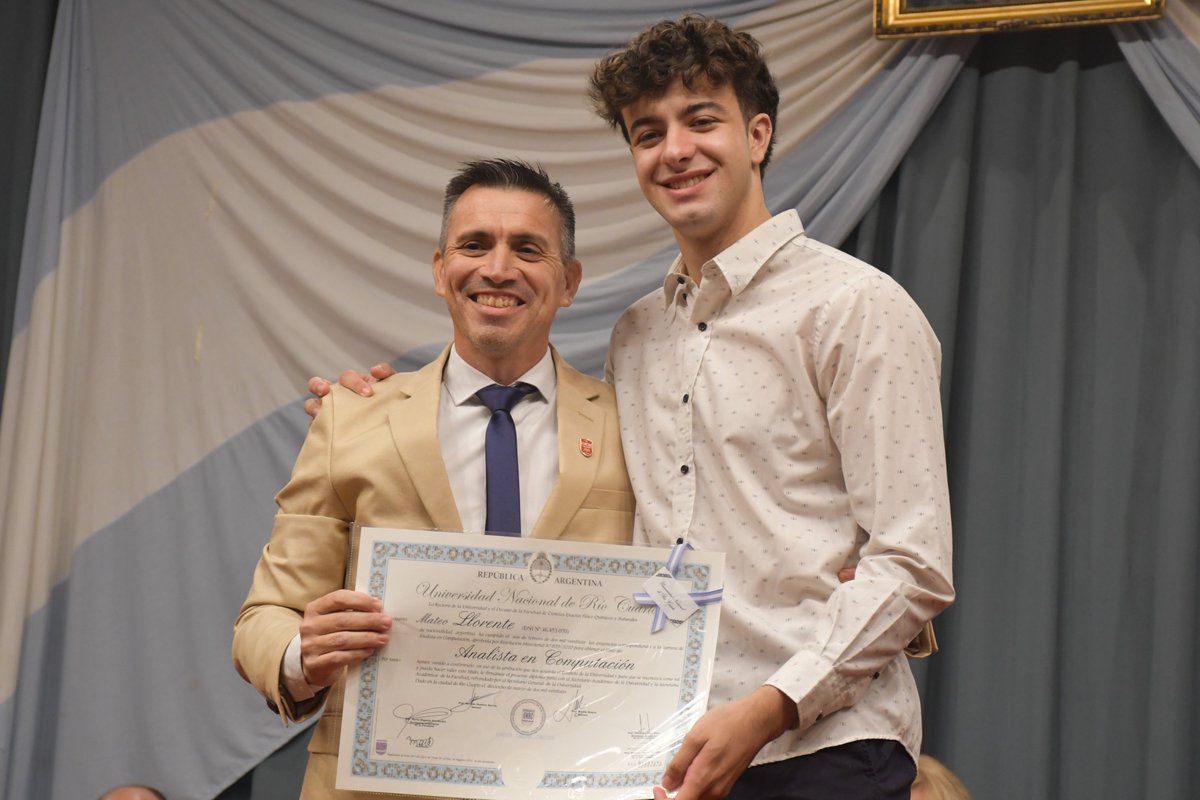 Exactas_UNRC's tweet photo. El pasado viernes se realizó la 317ª colación de grado y posgrado de la UNRC. Fue la segunda del año y recibieron sus diplomas 18 graduados de la Facultad de Ciencias Exactas, Físico-Químicas y Naturales
https://t.co/g6y9XxT6dZ https://t.co/ueDn9hlzyC