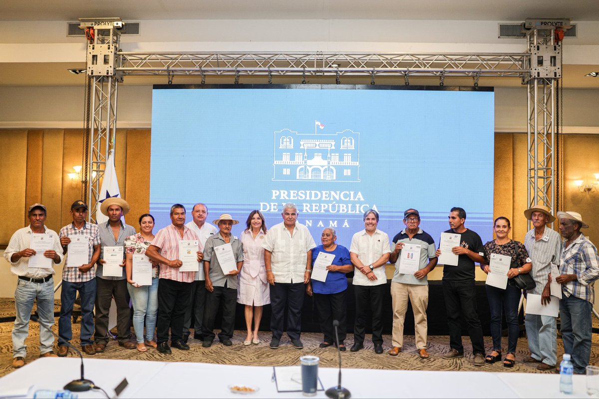 as_salazar's tweet photo. Más de 7,200 títulos de propiedad a nivel nacional ha entregado la @anatipma durante esta administración 

El Presidente  de la República, @JoseRaulMulino entregó, en su visita a Los Santos, un total de 105 títulos de propiedad a beneficiarios de Los Santos, en una jornada donde se reconoce el esfuerzo de familias que, durante años, han trabajado la tierra; ellos ven ahora formalizado su derecho sobre ella. 

La titulación no solo garantiza seguridad jurídica, sino que abre nuevas oportunidades para el acceso a financiamiento, el desarrollo productivo y la mejora en la calidad de vida de más de 400 personas en los Santos.

También fueron entregados 38 títulos se entregaron a 18 juntas comunales bajo la figura de uso y administración para impulsar proyectos sociales como parques, centros deportivos y hospitales, impactando a miles de personas. 

Los títulos adjudicados impactan a beneficiarios de distintos distritos de la provincia: Macaracas, Las Tablas, Los Santos, Tonosí, Pocrí, Guararé y Pedasí. 

El administrador general de la Autoridad Nacional de Administración de Tierras (Anati), Andrés Pagés Chanis, destacó que estas acciones responden a la visión del Gobierno Nacional de llevar justicia social directamente al territorio.

“Cada título representa estabilidad, dignidad y una oportunidad real de progreso. Estamos cumpliendo con la misión de legalizar la tierra a quienes la han trabajado y puesto a producir, construyendo un país más equitativo desde sus bases”, expresó.

Con esta entrega, la actual administración supera los 7,200 títulos de propiedad otorgados a nivel nacional, consolidando avances significativos en la regularización de la tenencia de la tierra como motor del desarrollo económico, social y comunitario.