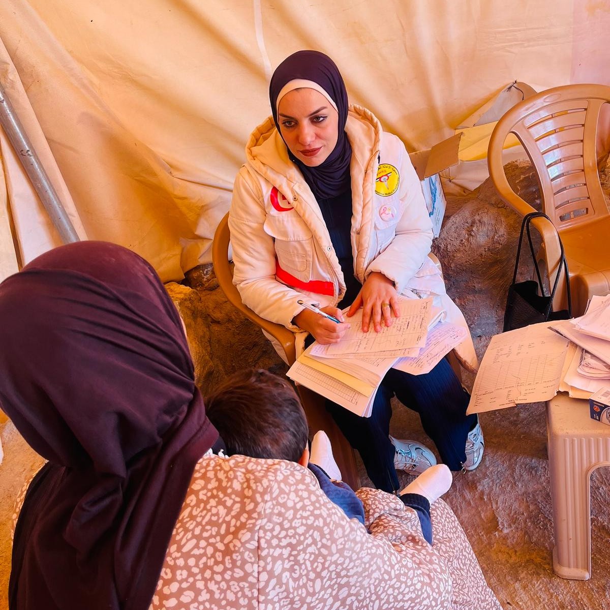 UNFPA's tweet image. 🚧 Pregnant mothers in the #WestBank face constant armed roadblocks, curfews, and obstructions when trying to access care.

These delays can be life-threatening.

See how @UNFPA-supported mobile health teams are on the ground reaching them where they are: unf.pa/wkb