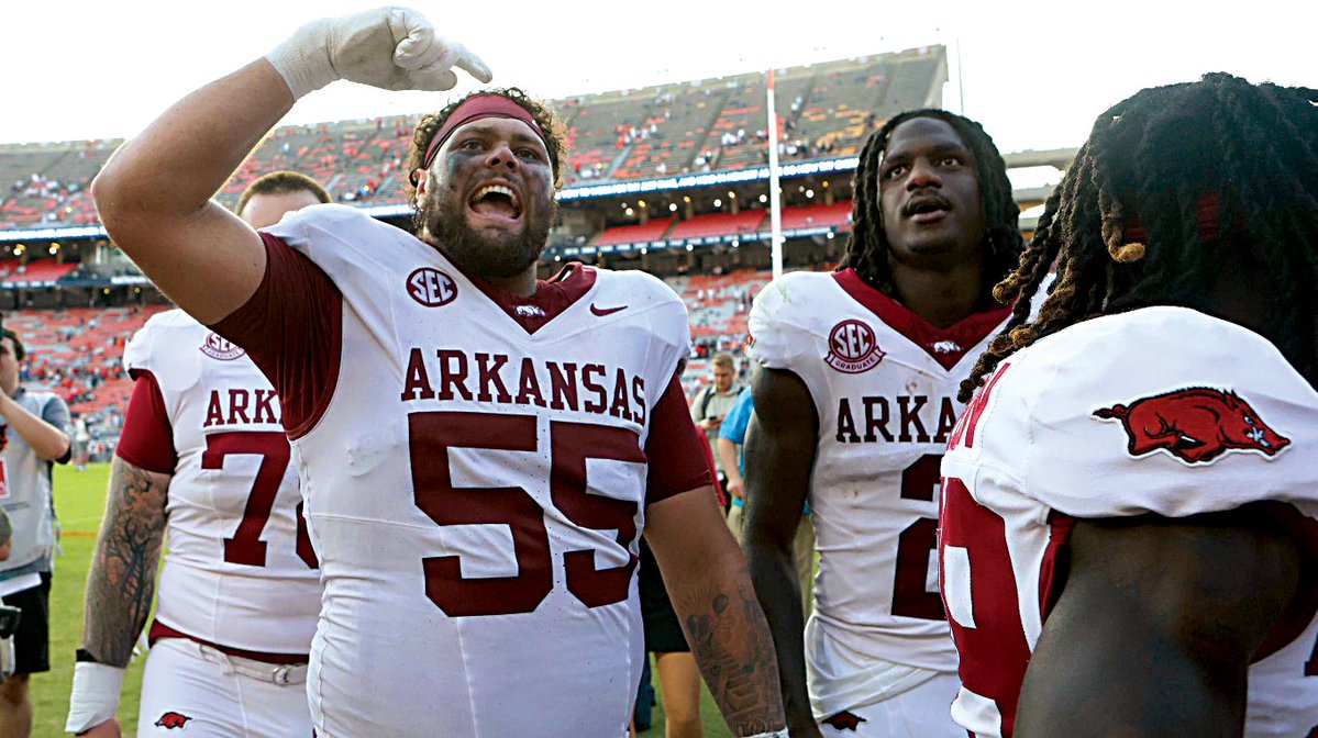 allhogsnow's tweet image. The @Titans draft another @ArkRazorbacks player with unique story of real life Hogs, but with @RazorbackFB guard Fernando Carmona, the pig lives best life this time.

@SEC @SECNetwork @SInow @NFL 
#WPS #Arkansas #Titans
➡️ si.com/college/arkans…