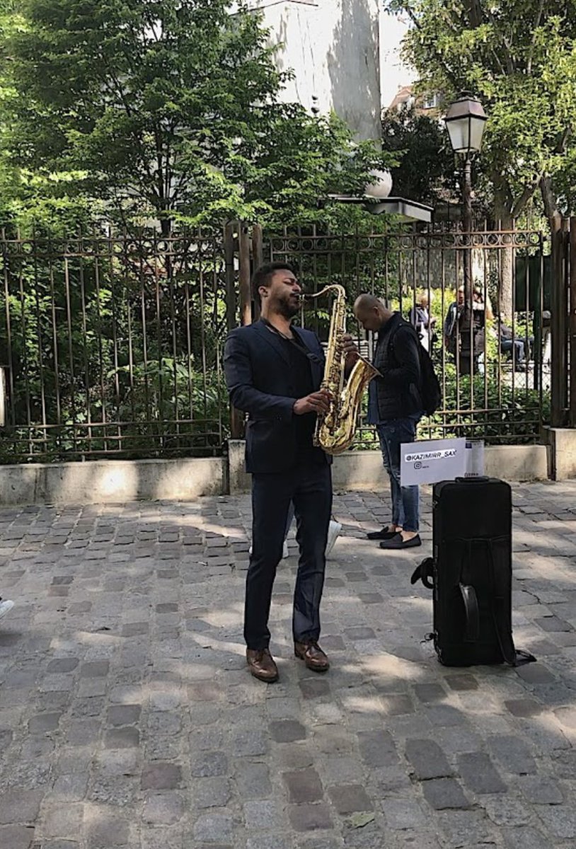 focusonparis's tweet image. Music Monday: golden notes drift across the cobblestones on Place des Abbesses. #montmartre #jazz