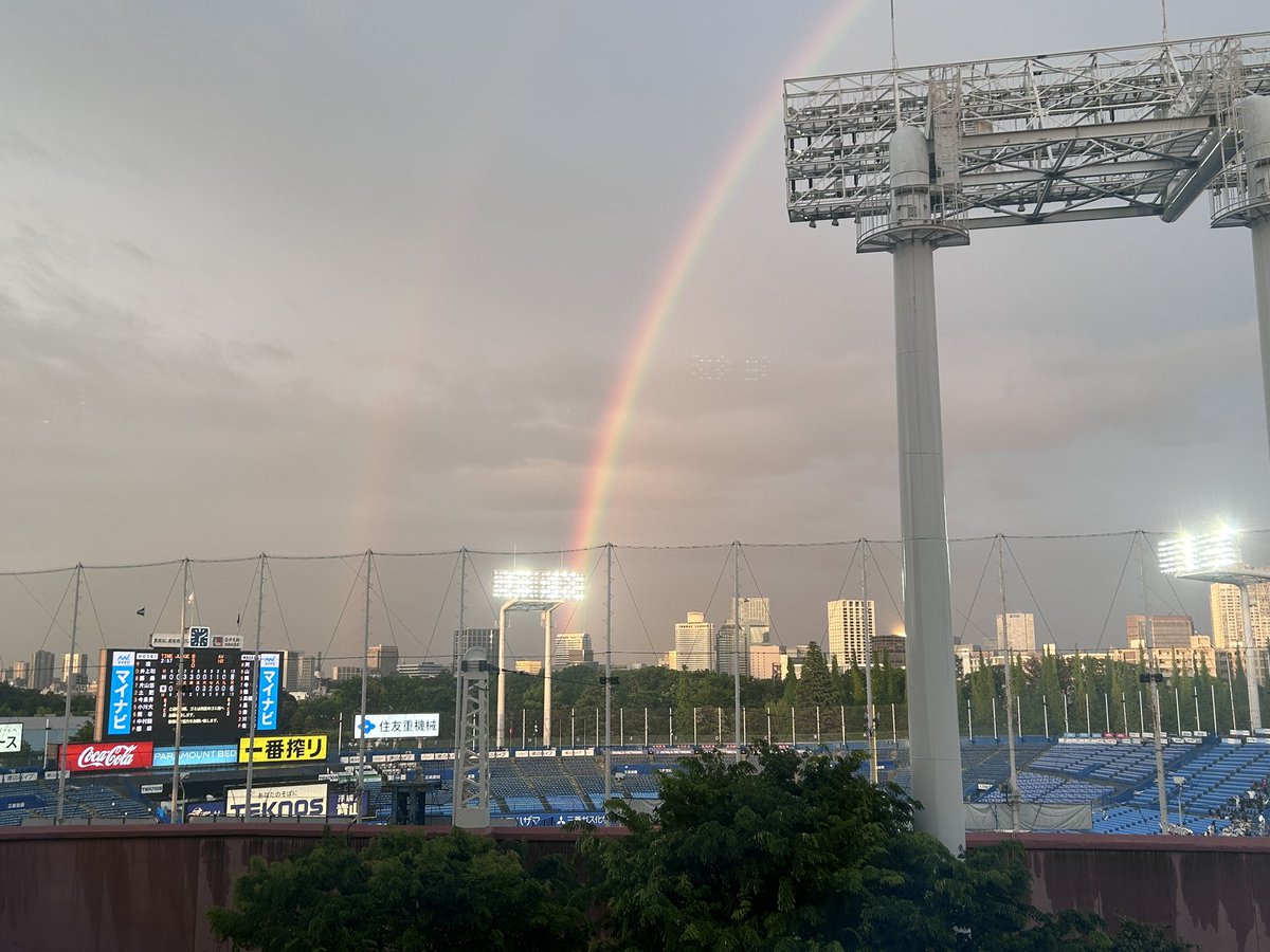 Daddy_Ush's tweet photo. 雨上がりの神宮球場。

夕暮れ時の東京に、大きな虹がかかった。

縄文時代の人は虹を見て、何を思っただろう。 https://t.co/KdqGgkNyHM