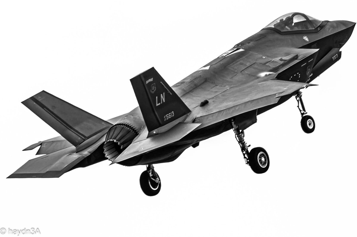EnglishPhoto's tweet photo. F-35s are always my favorite subjects to capture. I took this shot on my Canon EOS 2000D + Canon EF-S 55-250mm f/4-5.6 IS STM lens. https://t.co/nm8XOf5Nyj