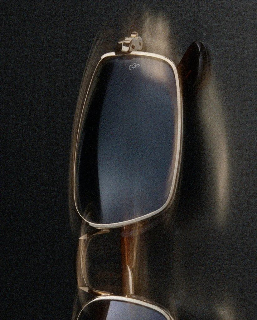 simonsaysdrip's tweet image. A$AP Rocky adds a gold touch to his debut optical range with Ray-Ban — slim wire frames, rimless cuts, and ‘90s-inspired minimalism wrapped in AWGE-coded packaging
timeless, but with attitude 🕶️✨
#ASAPRocky #RayBan