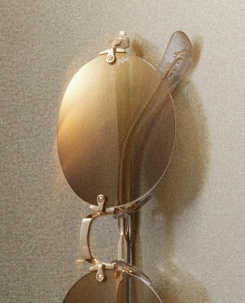 simonsaysdrip's tweet image. A$AP Rocky adds a gold touch to his debut optical range with Ray-Ban — slim wire frames, rimless cuts, and ‘90s-inspired minimalism wrapped in AWGE-coded packaging
timeless, but with attitude 🕶️✨
#ASAPRocky #RayBan