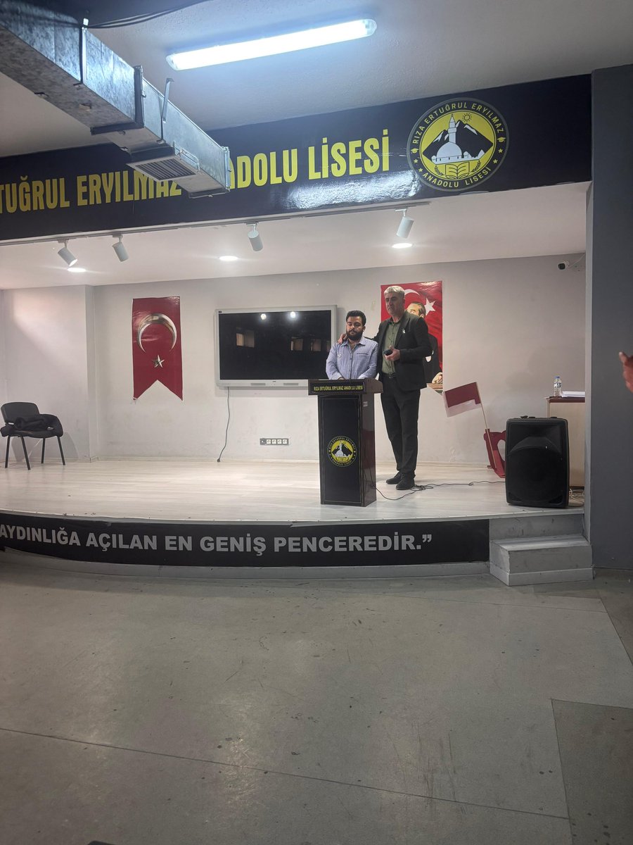 Reeal_04's tweet photo. Bugün mezunumuzla gurur duyduk 🌟
Okulumuz mezunlarından Abdülbaki Işık 11 ve 12. sınıflarımıza ilham veren bir motivasyon sunumu gerçekleştirdi. Teşekkürler! @hasan_kokrek @sendavut4848 @agrimem @dogubayazitmem https://t.co/Gap9ubu7NQ