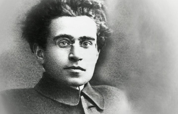 aforista_l's tweet photo. "Ciò che avviene, non avviene tanto perché alcuni vogliono che avvenga, quanto perché la massa degli uomini abdica alla sua volontà, lascia fare..."

Ricordando Antonio Gramsci, morto il #27aprile 1937. https://t.co/5VlRWsGnlU