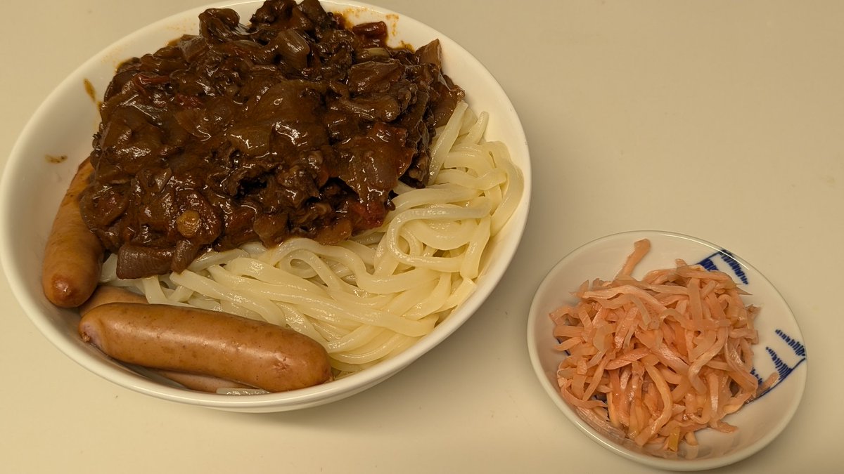 himorin's tweet photo. 晩御飯、うどんのハヤシライス掛け、ちょっと前の残りのやつで。 https://t.co/NLSUyTzx7L