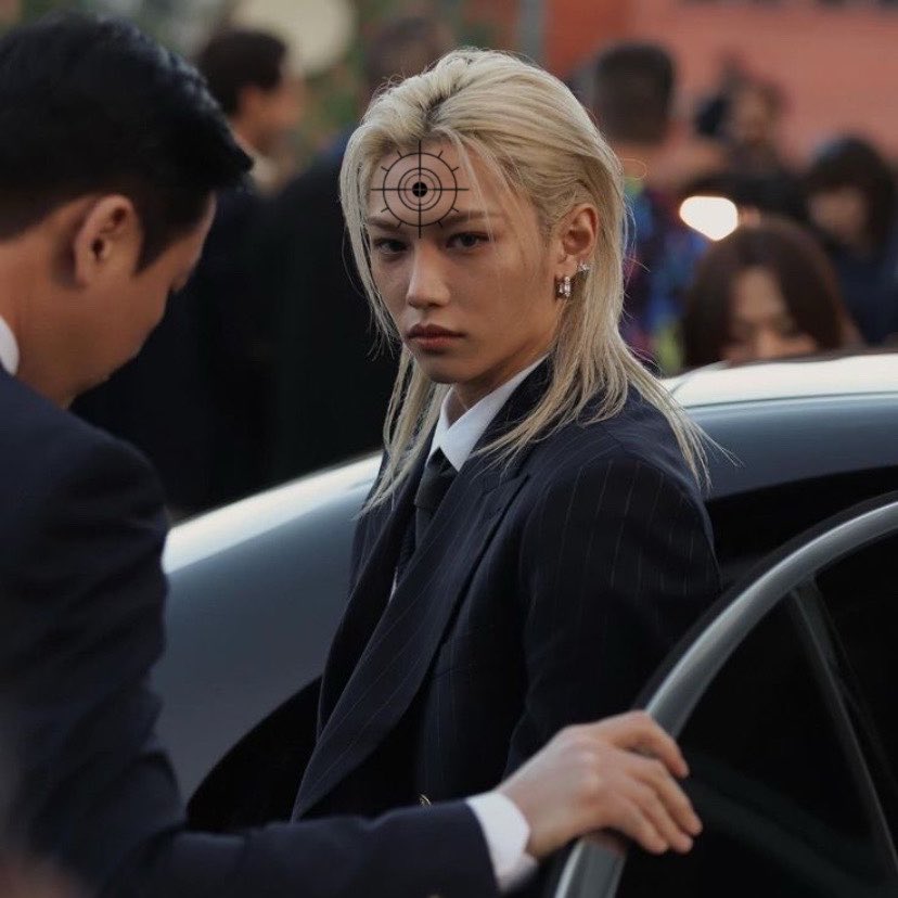 luvlalie's tweet photo. #hyunlix au | Shoot Him! 

Felix, o maior astro do momento, vive sob os holofotes: queridinho da mídia e intocável aos olhos do mundo.

Hyunjin, um assassino de aluguel, vive nas sombras. Contratado para matá-lo, se aproxima de Felix como parte da missão. + https://t.co/1cgoR9y3i1