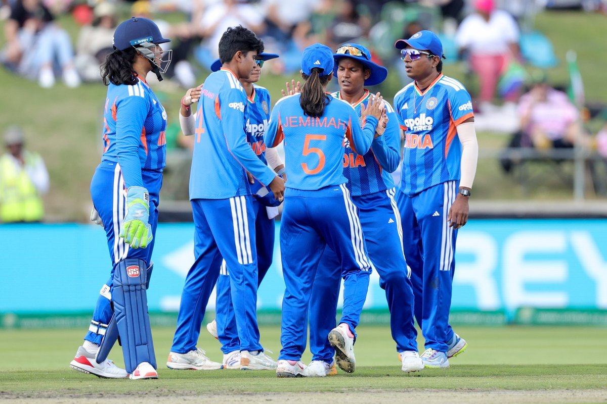 BCCIWomen's tweet image. There comes the first breakthrough ☝️

Sree Charani has Sune Luus stumped 🙌

Updates ▶️ bit.ly/SAWvINDW-5thT2… 

#TeamIndia | #SAvIND