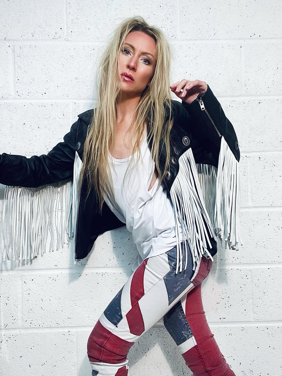JulieBurville's tweet image. 🇬🇧 Union Jack of all trades 😜

#unionjack #rocknroll #leatherjacket #blonde #asseenonme @wonderskin @trinnylondon @religionclothing @asos @Topshop