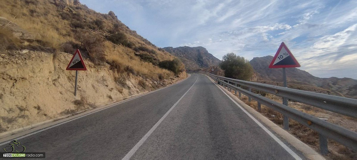 todociclismoupv's tweet image. Entre rampas del 10% y montaña pelada, el Albatera se pone serio #España #Carreterademontaña #Ciclismo #Ascensión