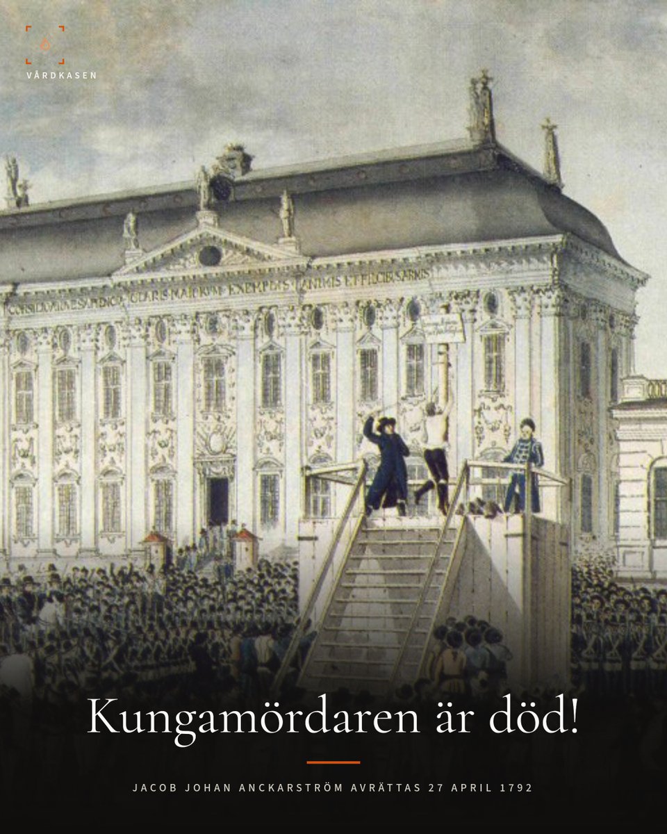 DetFriaSverige's tweet photo. 27 april 1792 – Mästermannens hugg

Klockan nio på morgonen den 27 april 1792 hämtades Jacob Johan Anckarström från cellen och fördes med rackarkärra ut till Galgbacken vid Skanstull, på det område som idag är Hammarbyhöjden. Han var 29 år, klädd i blå rock, röd väst, hatt och pälspaletå. Fyra timmar tidigare hade han ätit kotletter, bröd och mjölk till frukost. Eskorten räknade omkring 200 man ur Blå Livgardet. Vid stupstocken väntade ytterligare 400 soldater och en stor folkmassa.

Han bad inte om bindel. Hälsade på bekanta i mängden och läste i en bönbok under färden. Vid stupstocken bad han med två präster. Antecknaren C. C. Gjörwell skrev att alla "med förundran åsåg hans frimodighet och synbara glädje". Mästermannens och rackarens hugg föll på samma sekund. Det ena skilde högra handen, det andra huvudet. Bödlarna åt frukost på bröd och brännvin medan blodet rann av. Sedan styckade de bålen med bila i fyra delar och lade dem på steglingshjul. En dräng klättrade upp på stegen och spikade fast huvudet i galgen. Högra handen spikade han upp under det.

Anckarström föddes 11 maj 1762 på Lindö sätesgård i Vallentuna socken. Adlig, fänrik vid Svea livgarde 1778, kapten 1783 då han tog avsked. Bosatt i Stockholm sedan 1790, samma år han greps på Gotland anklagad för "nedslående yttranden om krigets utgång och föraktfulla omdömen om kungen". Han frikändes i brist på bevis. Sedan dess hatade han Gustav III.

Mordet utförde han natten mellan 15 och 16 mars 1792, på Gustav III:s egen Operabyggnad vid Gustav Adolfs torg, strax efter midnatt. Maskeradbal med dominokostymer. Pistolerna tillhörde greve Claes Fredrik Horn, kammarherre och amatörviolinist i Musikaliska akademien. I loppet låg två blykulor, fem hagel och sex böjda spikar. Anckarström bar dessutom kniv med hulling som reservvapen och en andra pistol avsedd för självmord om planen sprack. En medkonspiratör lade handen på kungens axel och sa "Bon soir, beau masque". På den signalen sköt Anckarström i ryggen på nära håll. Han ropade "Elden är lös!" för att skapa förvirring och försvann i trängseln.

Kungen ska ha utropat "Ah! Je suis blessé, tirez-moi d'ici!" Hovkirurgen Daniel Théel kunde extrahera några spikfragment, men kulorna gick inte att avlägsna. Efter en vecka tilltog blodförgiftning och lunginflammation. Gustav III dog på Stockholms slott den 29 mars 1792, tretton dagar efter skottet. Sista orden enligt hovjournalen: "Jag är så sömnig, och jag vill försöka vila mig litet grann."

Konspirationen bakom dådet hade samlats hos generallöjtnant Carl Fredrik Pechlin på Blasieholmen, 72-årig holsteinare som naturaliserats svensk 1751 och bytt parti livet igenom. Senare historiker har kallat honom spindeln i nätet. Greve Adolph Ribbing, löjtnant vid Livgardet, förde själva mordplanen. Han hatade kungen sedan denne arrangerat bort hans Charlotta De Geer till en annan. Carl Pontus Lilliehorn, överstelöjtnant vars mor varit amma åt Gustav III och som åtnjutit kungens pension, fick kalla fötter och skrev varningsbrevet morgonen 16 mars: "Rövarne älska intet lyktor". Kungen avfärdade det: "Skola de få tro, att jag är rädd?"

Polismästare Nils Henric Liljensparre lät spåra vapnen via Stockholms vapensmeder. Vapensmeden Kauffman kände igen kapten Anckarströms pistoler. Anckarström greps i sin bostad klockan nio på morgonen den 16 mars, ett dygn efter dådet. Han bekände först ensamskap, sedan under hårdare förhör Horn, Ribbing och övriga. Domen i Svea hovrätt avkunnades 16 april: förlust av gods och ära, högra handen avhuggen, halshuggning, stegling. De tre dagarna närmast före avrättningen stod han två timmar i halsjärn vid kåken på Riddarhustorget, Hötorget och Nytorget, och hudflängdes med fem par ris. Pechlin häktades men kunde inte fällas; han dog 1796 på Varbergs fästning. Ribbing och Horn dömdes till döden, benådades till evig landsförvisning. Lilliehorn likaså.

Hustrun Gustafva Elisabet Löwen, 28 år och med fyra barn, livnärde sig som penningutlånerska och blev en respekterad änka i huvudstaden. Hon levde till 1844. Namnet Anckarström blev så belastat att familjen tog moderns flicknamn: Löwenström. Anckarströms bror, ryttmästaren Gustaf Adolf Löwenström, donerade mark vid Fysingen och grundlade Löwenströmska lasarettet, invigt 1811, som försoningsgåva för broderns brott. Sjukhuset finns kvar än idag vid Norrortsleden norr om Stockholm.

Två operor byggde på dådet. Daniel Auber gav Gustave III ou Le bal masqué i Paris 1833. Giuseppe Verdi följde med Un ballo in maschera 1859 på samma libretto av Eugène Scribe. Italiensk censur efter ett färskt mordförsök på Bourbonkungen tvingade Verdi att flytta handlingen till kolonialtidens Boston, göra Gustav III till earl Riccardo av Warwick och Anckarström till greve Renato. Spåkvinnan Ulrica Arfvidsson, däremot, var en historisk figur i Stockholm.

I år är det 234 år sedan han fördes till Galgbacken.

#dagensdatum