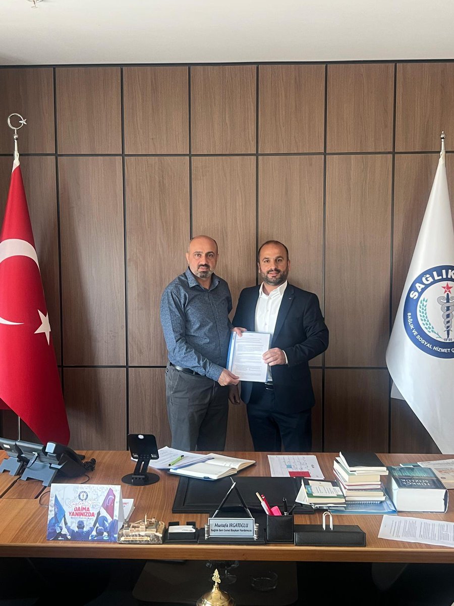 asdepder's tweet photo. 📍KİK Toplantısı Öncesi İstişare Ziyareti

Dernek Başkanımız Sayın Haluk Demirtosun, 2026 yılının ilk Aile ve Sosyal Hizmetler Bakanlığı Kurum İdari Kurulu (KİK) Toplantısı öncesinde, Sağlık-Sen Genel Başkan Yardımcısı Sayın Mustafa Irgatoğlu’nu ziyaret etmiştir.

Gerçekleştirilen ziyarette, KİK Toplantısı’nda gündeme taşınacak başlıklar kapsamlı şekilde değerlendirilmiş; ASDEP uzmanlarının sahada karşılaştığı sorunlar, beklentiler ve çözüm önerileri üzerine karşılıklı istişarelerde bulunulmuştur.

ASDEP-DER olarak, meslektaşlarımızın hak ve taleplerinin güçlü bir şekilde temsil edilmesi adına ilgili tüm paydaşlarla iş birliği ve istişare içerisinde çalışmalarımızı sürdürmeye devam ediyoruz.

Bu vesileyle, ASDEP uzmanlarına göstermiş olduğu ilgi, destek ve nazik misafirperverliği dolayısıyla Sayın Mustafa Irgatoğlu’na teşekkür ederiz.

@irgat_mustafa 
@sagliksen
#Asdepder