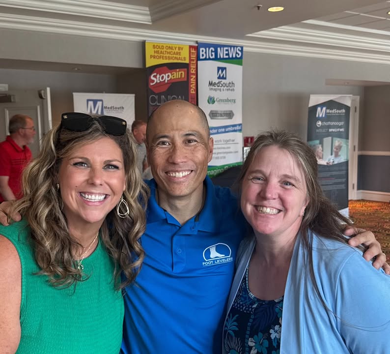 1CHUSA's tweet image. Thank you Mississippi Chiropractic Association for inviting Kristi to speak in our home state! She had a fantastic weekend catching up with our Mississippi clinics, Rebecca Scott from KMC University and Dr. Kevin Wong, sponsored by Foot Levelers! 🧡 #chiropractic