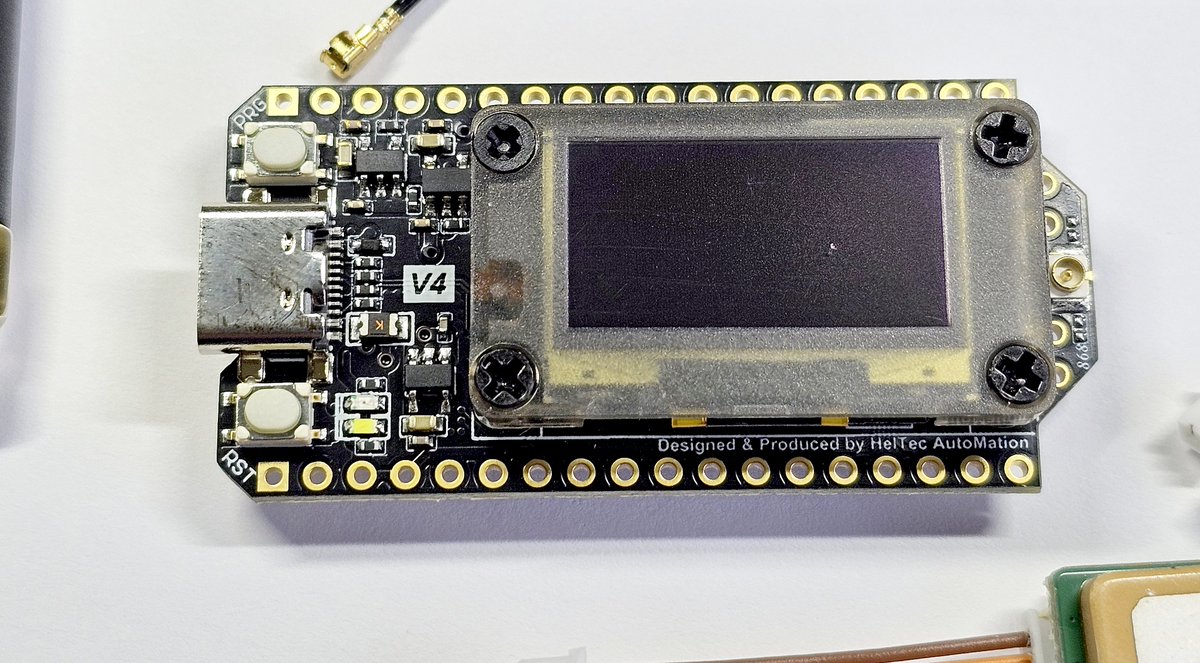 framboise314's tweet image. Réception du jour : @HeltecOrg WiFi LoRa 32 V4 ! 📡
On oublie la V3, place aux 28 dBm de puissance, à l'ESP32-S3R2 et au support solaire natif. Idéal pour booster les nœuds #Meshtastic.
Prochainement sur le banc d'essai avec les @Elecrow1 M5 &amp;amp; M6. #IoT #LoRa #ESP32 #HeltecV4