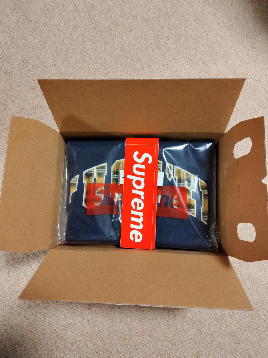 ys73love's tweet image. 今、仕事から帰ってきたらオンライン分届いてた〜
この色ええやん👍
気に入った😊
さすがにステッカーは今週から付いてこないよな
#supreme
#supreme大阪