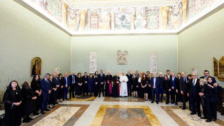vaticannews_it's tweet image. Il porporato albanese, 97 anni, racconta ai media vaticani l’incontro di questa mattina con #LeoneXIV in #Vaticano insieme ad alcuni familiari: “Proclamiamo insieme per tutti i popoli del mondo la pace che viene dal Cielo”

Leggi qui ⬇️
shorturl.at/KVhLy