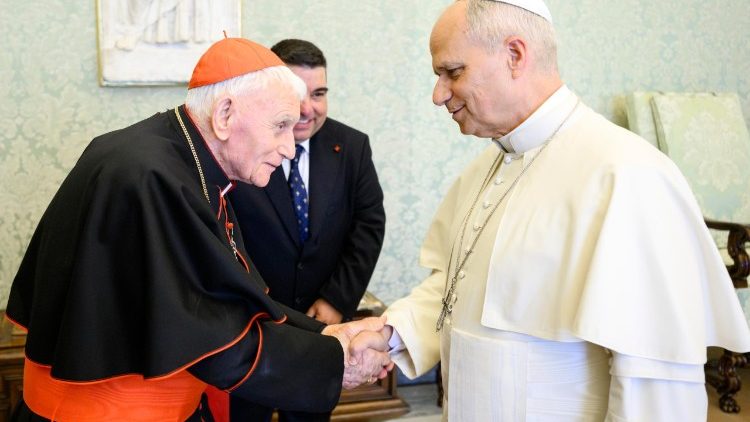 vaticannews_it's tweet image. Il porporato albanese, 97 anni, racconta ai media vaticani l’incontro di questa mattina con #LeoneXIV in #Vaticano insieme ad alcuni familiari: “Proclamiamo insieme per tutti i popoli del mondo la pace che viene dal Cielo”

Leggi qui ⬇️
shorturl.at/KVhLy