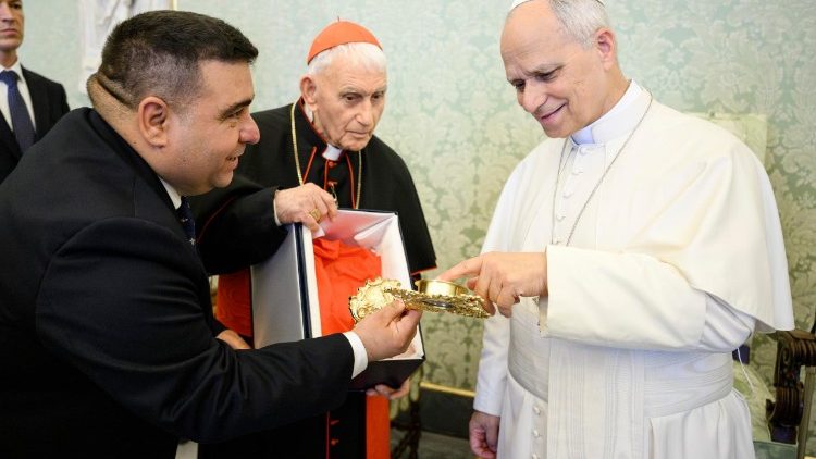 vaticannews_it's tweet image. Il porporato albanese, 97 anni, racconta ai media vaticani l’incontro di questa mattina con #LeoneXIV in #Vaticano insieme ad alcuni familiari: “Proclamiamo insieme per tutti i popoli del mondo la pace che viene dal Cielo”

Leggi qui ⬇️
shorturl.at/KVhLy