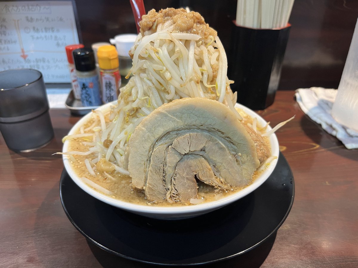 katu_twi's tweet photo. 週末撮影に行けなかったのでラーメン屋さん新規開拓
初訪問の店「らーめん天翔」さんで
味噌ラーメン(二郎系　味噌)
野菜大盛にしようかと思いましたが、もやし3袋以上と言われ普通で。
予想以上のもやしの量、逆に麺の量が若干物足りなく感じました。
結果的に全体ではお腹にちょうど良い量でした。 https://t.co/LGnWyLWSfh