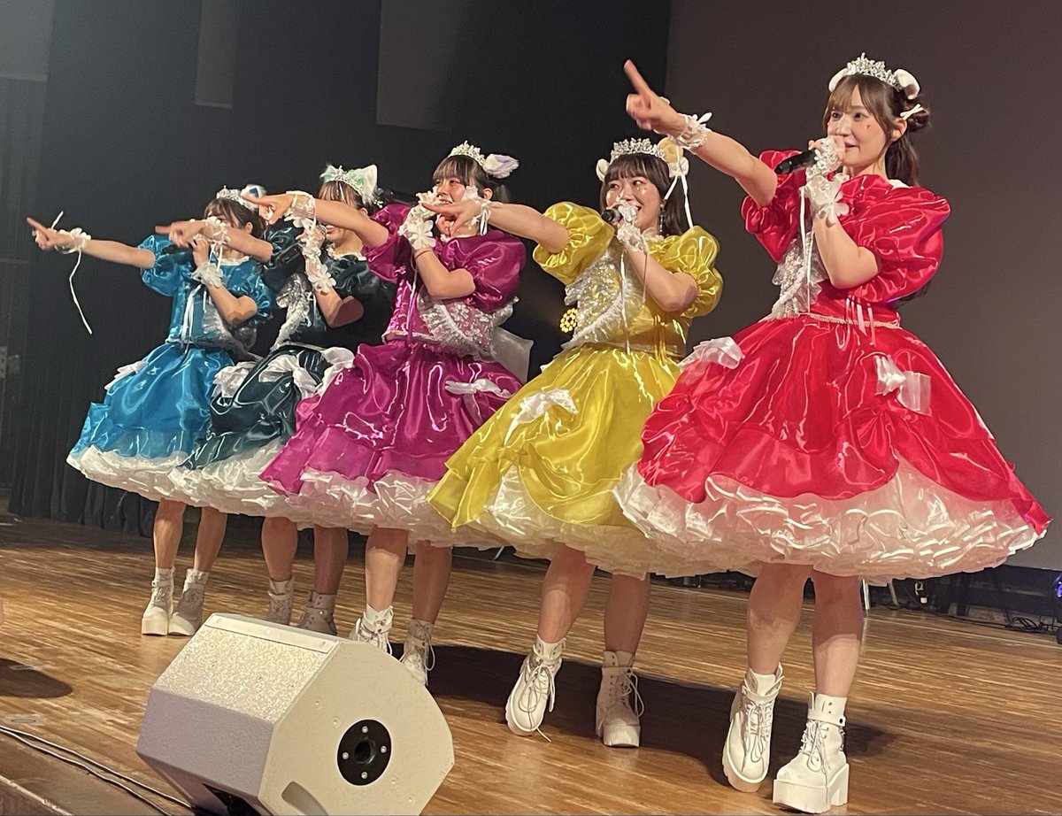 furikakegohan2's tweet photo. 今回のわたびーの衣装はね、のんちゃんに濃いピンクのお姫様衣装を着てみて欲しかったの🩷
でっかいハートは、仲良しわたびーの愛を繋ぎたかったのよ〜💛💜💙🩷💚
#わたあめびーすたーず https://t.co/zc4ovVp81U