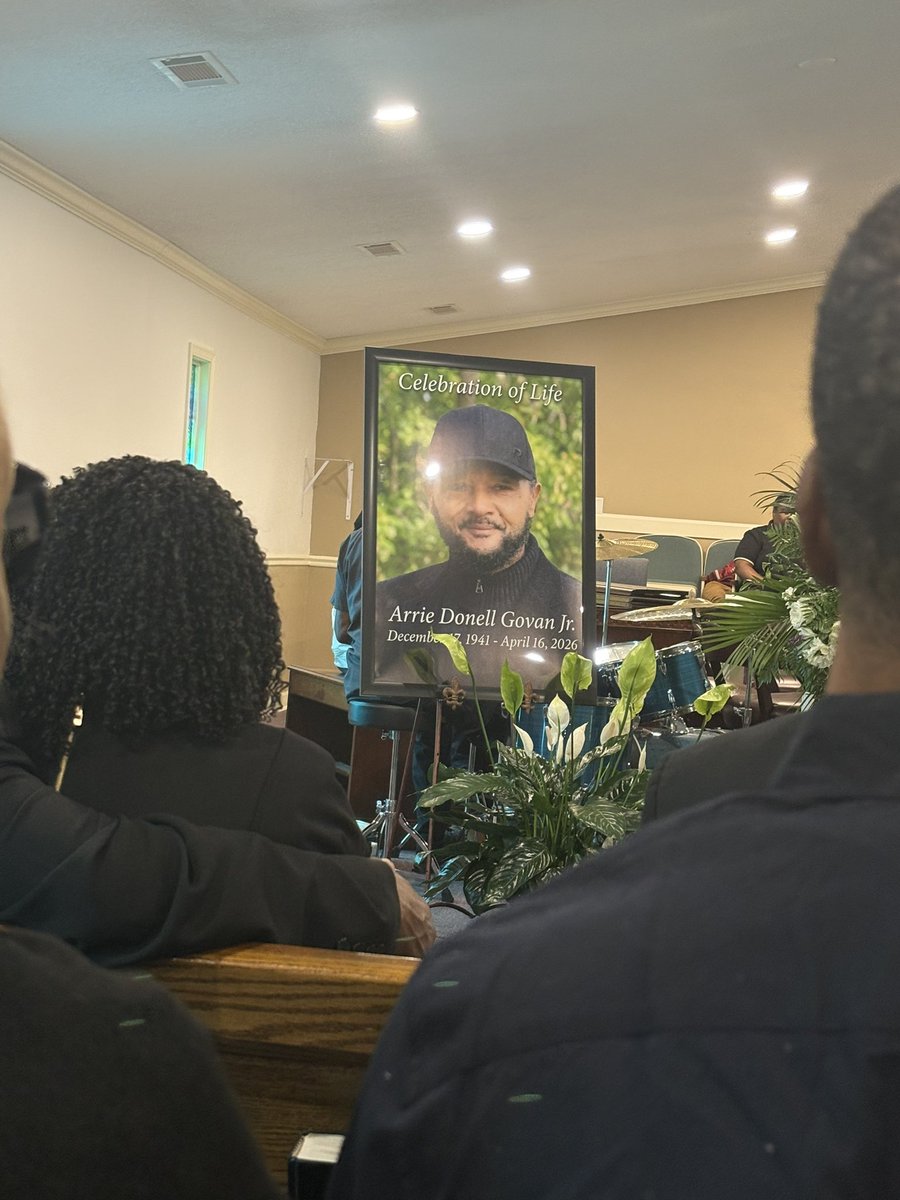 ShanaeGovan's tweet image. Hardest thing I had to do in a while ❤️‍🩹🕊️🙏🏾 But I know he has taken his eternal rest; “To be absent from the body is to be present with the Lord” 🥹🥹🥹🥹🥹🥹 #MyHeart