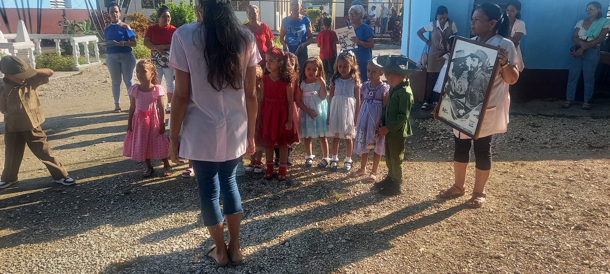 JorgitoLabaut's tweet image. Con la presencia de las niñas y niños del círculo infantil Flor de la Sierra se desarrolló el matutino en la #Dirección General de Educación en Jiguaní, dedicado al centenario del Comandante en Jefe Fidel Castro Ruz. #CubaMined. #EducaciónGranma. #100AñosConFidel.