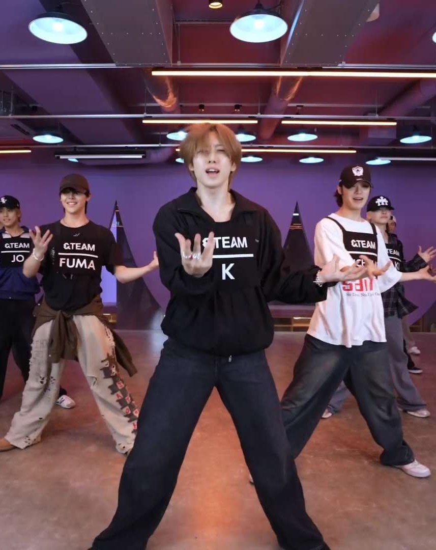 멘고멘고하는 갸루랑 센터차지해서 땅울림하면서 춤추는 남자랑 같은 사람이라고?